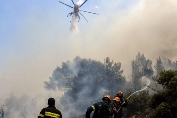 Μαίνεται η πυρκαγιά στις Κεχριές – Επί τόπου ο Ν. Χαρδαλιάς