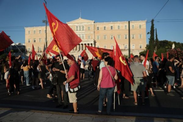 «Να αποσυρθεί το ν/σ για τις διαδηλώσεις» – Βροντερό παρών από ΚΚΕ στο Σύνταγμα