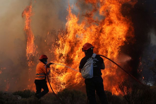 Εκτός ελέγχου η φωτιά στις Κεχριές – Καλύτερη εικόνα στα άλλα πύρινα μέτωπα
