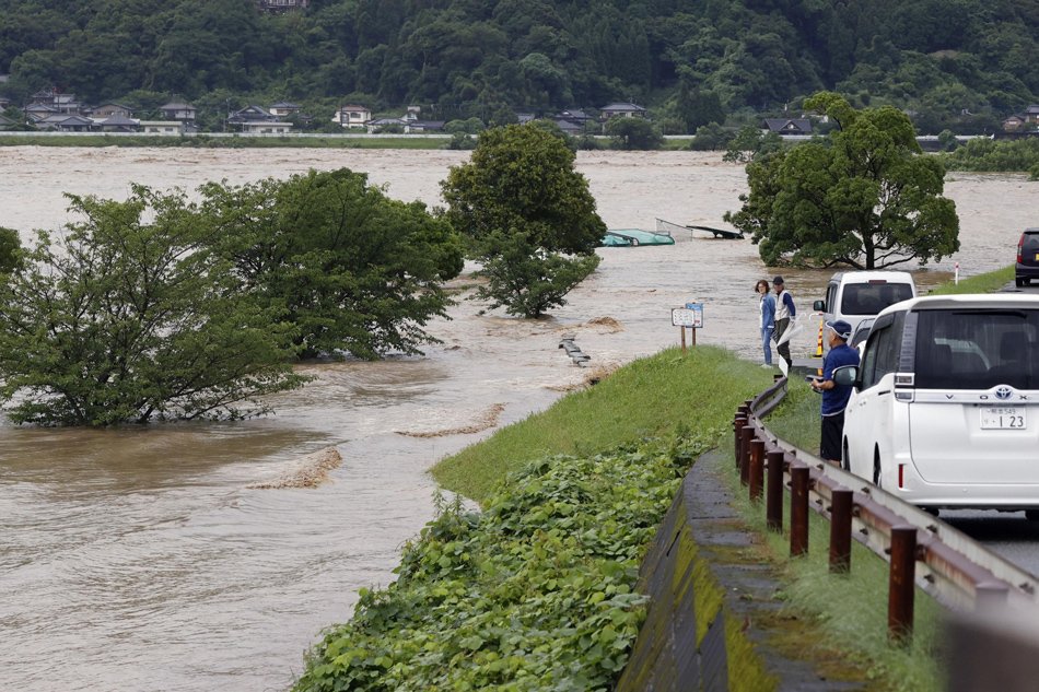 Καταρρακτώδεις βροχές σαρώνουν την Ιαπωνία - 75.000 άτομα εκτοπίστηκαν και τουλάχιστον 13 αγνοούνται