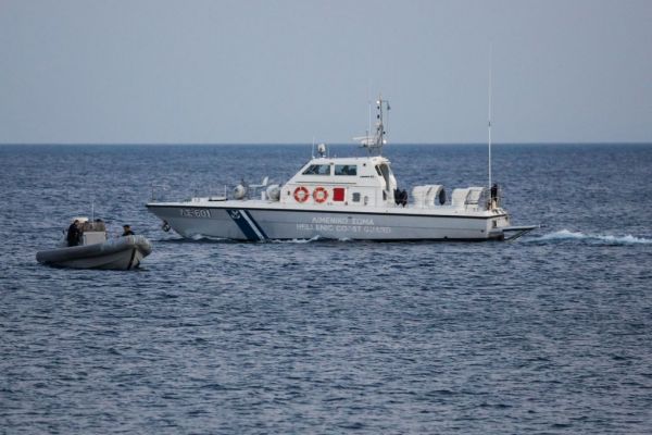 Κρήτη : Γυναίκα παρασύρθηκε από τα κύματα ενώ έκανε sup – Είχε και παιδί στη σανίδα (εικόνα)
