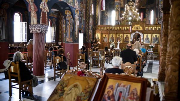«Δεν θέλω καρναβάλια» – Ιερομόναχος ζήτησε από ηλικιωμένη με μάσκα να φύγει από την εκκλησία του