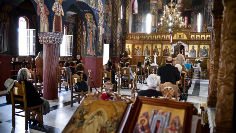 «Δεν θέλω καρναβάλια» – Ιερομόναχος ζήτησε από ηλικιωμένη με μάσκα να φύγει από την εκκλησία του