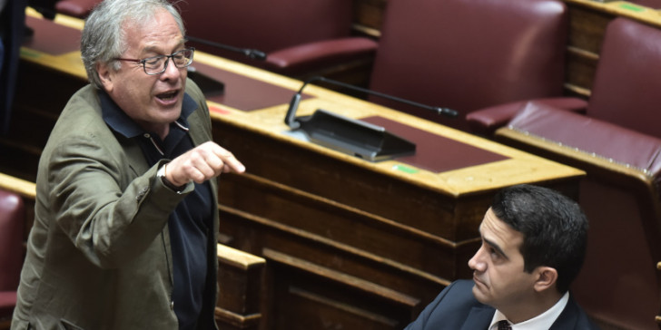 Μάσκα στο πιγούνι