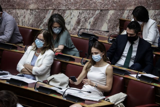 Βουλή: Πρωτόγνωρες εικόνες λόγω κοροναϊού – Μετά τα πλεξιγκλάς ήρθαν οι... μάσκες
