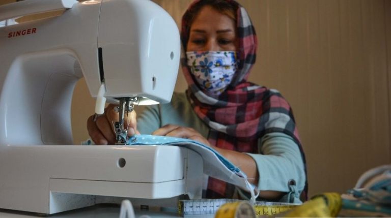Κοροναϊός: 250 μάσκες από τα χέρια προσφύγων