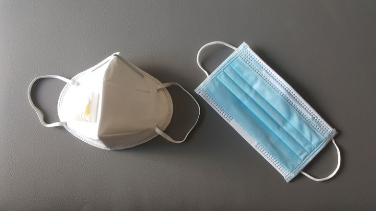 Μόσιαλος: Καμιά εξαίρεση στη χρήση μάσκας – Επέκταση σε όλους τους κλειστούς χώρους