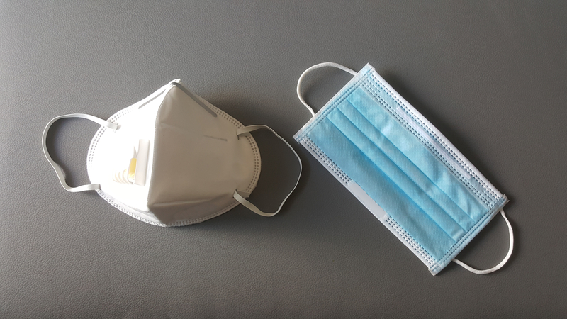 Μόσιαλος: Καμιά εξαίρεση στη χρήση μάσκας – Επέκταση σε όλους τους κλειστούς χώρους