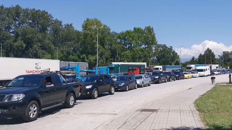 Προμαχώνας: Ουρά 10 χλμ σχηματίζουν τα αυτοκίνητα – Έως και 5 ώρες η αναμονή