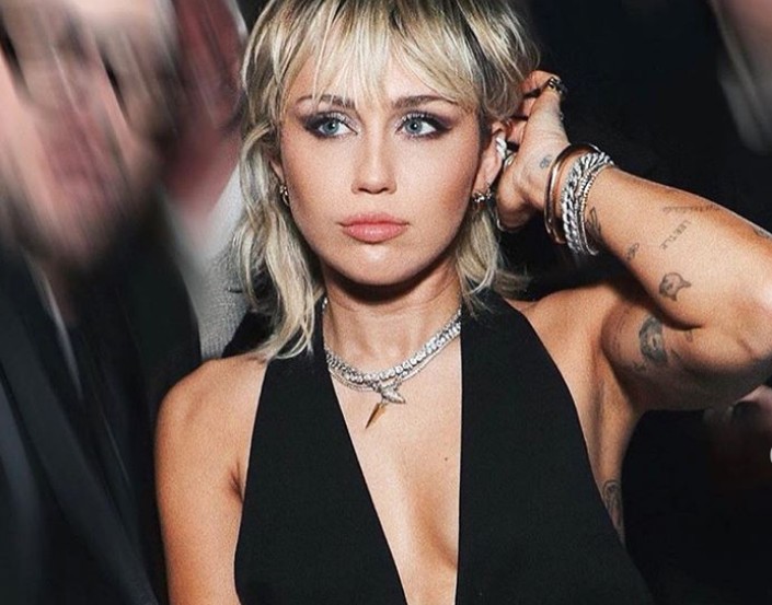 Μάιλι Σάιρους : Ηχηρό μήνυμα για τη χρήση μάσκας