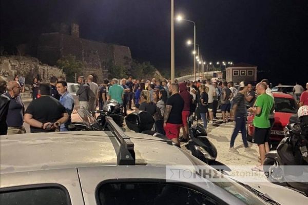 Σοκ στη Μυτιλήνη : Αυτοκίνητο έπεσε σε διαδηλωτές – Εξι τραυματίες