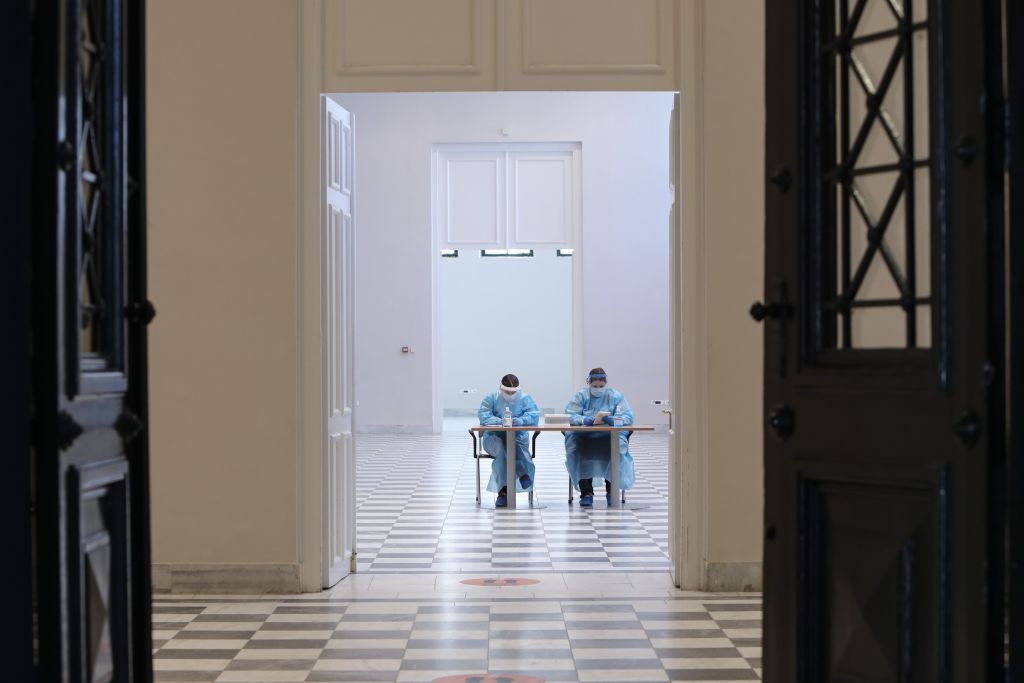 Κοροναϊός : Προβληματίζουν τα εισαγόμενα κρούσματα – Τι φοβούνται οι ειδικοί