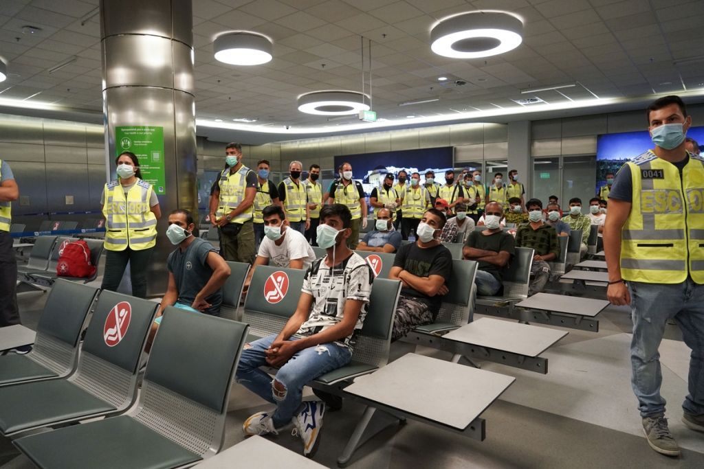Προσφυγικό: Ξεκίνησαν οι απελάσεις – «Όποιος θέλει να παραμείνει ας δουλέψει» το μήνυμα του Μηταράκη