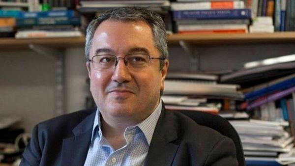 Μόσιαλος: Η μάσκα δεν μας κάνει υπερβολικούς, ούτε υποχόνδριους
