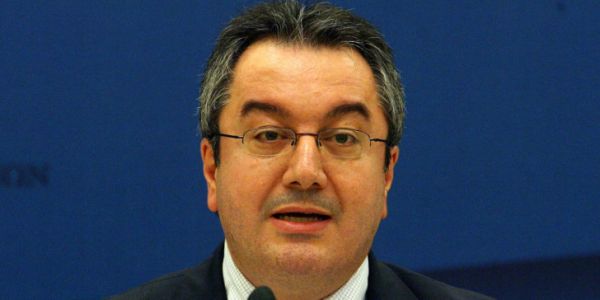 Στη γραμμή των λοιμωξιολόγων ο Μόσιαλος: «Υποχρεωτική η μάσκα στους κλειστούς χώρους»