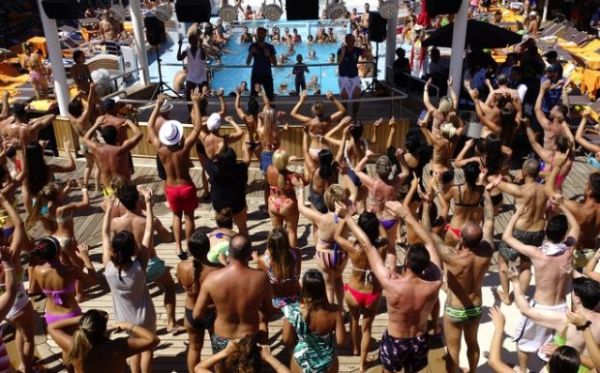 «Free Mykonos» και άλλες ιστορίες για αγρίους στα χρόνια του κοροναϊού