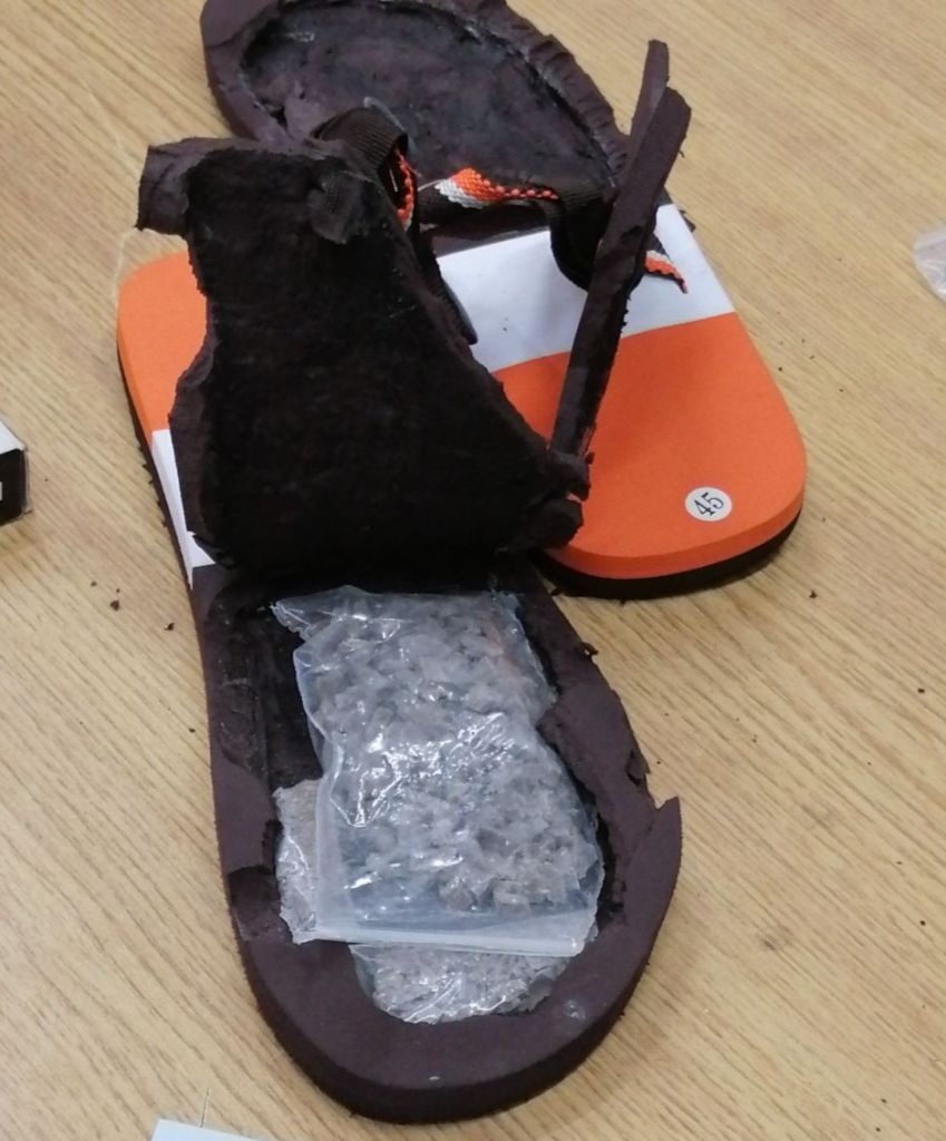 Μετέφεραν ναρκωτικά μέσα σε παντόφλες στις φυλακές Κορυδαλλού