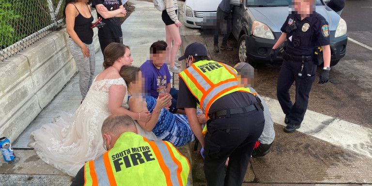 Η νύφη το ‘σκασε… για να βοηθήσει τραυματία τροχαίου