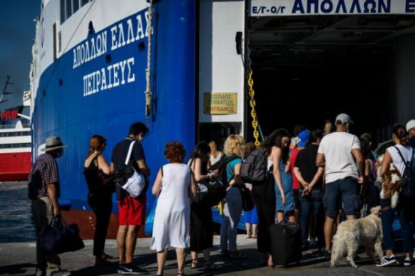 Πονοκέφαλος για τους ειδικούς οι εικόνες συνωστισμού σε beach bar και πάρτι – Νέοι περιορισμοί στο τραπέζι