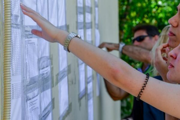 «Ασανσέρ» οι βάσεις εισαγωγής: Οι πρώτες εκτιμήσεις για τις σχολές σε όλα τα επιστημονικά πεδία