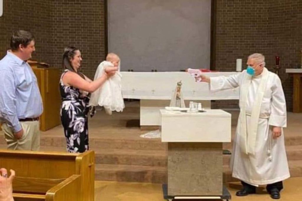 Κοινωνικά αποστασιοποιήμενη βάπτιση με… νεροπίστολο