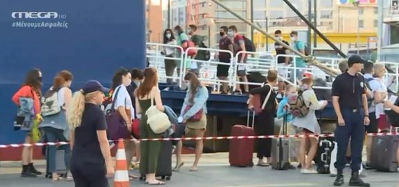 Αυξάνεται η κίνηση στο λιμάνι του Πειραιά – Αναχωρεί το δεύτερο κύμα αδειούχων