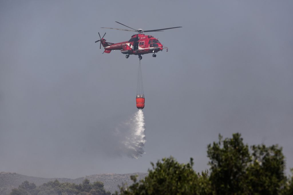 Λαύριο : Διάσπαρτες εστίες φωτιάς – Ενίσχυση των πυροσβεστικών δυνάμεων
