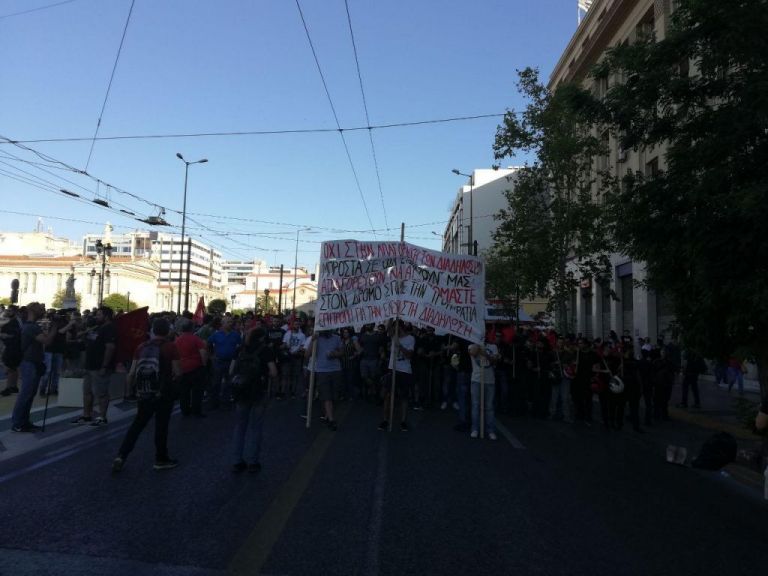 Πορεία στο κέντρο της Αθήνας ενάντια στο ν/σ για τις διαδηλώσεις – Κλειστοί σταθμοί του μετρό