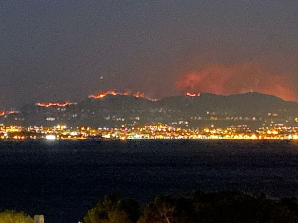 Ολονύχτια μάχη με τις φλόγες στις Κεχριές Κορινθίας – Κάηκαν 10 σπίτια, διάσπαρτα μέτωπα