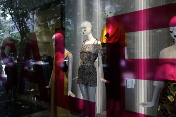 Θερινές εκπτώσεις: Ξεκινούν τη Δευτέρα – Πόσο θα διαρκέσουν