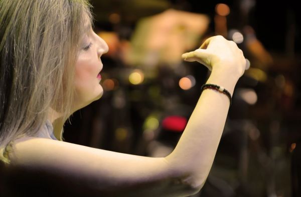 Η Πηγή Λυκούδη μιλάει για τον νέο της δίσκο «Ταξίδια εν Λευκώ»