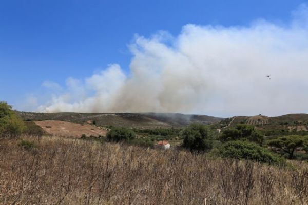 Συναγερμός στην Πυροσβεστική: Μεγάλη φωτιά στο Λαύριο – Εκκενώνονται προληπτικά οικισμοί
