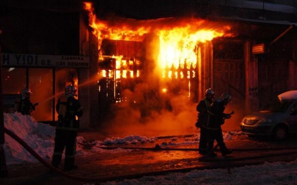 Κόλαση φωτιάς και καπνού στο πρώην Πνευματικό Κέντρο Ταύρου