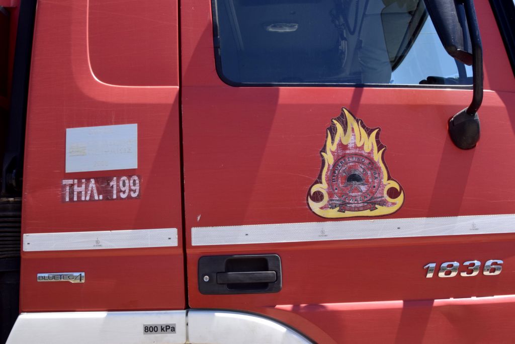 Ηλεία: Ανετράπη πυροσβεστικό όχημα - Δύο τραυματίες