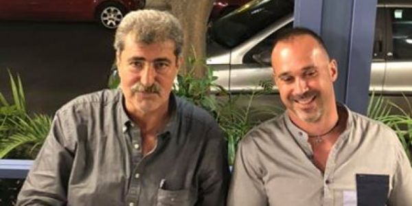 Ο Πολάκης φωτογραφίζεται με τον αστυνομικό που κατηγορείται ότι εμπόδισε σύλληψη διαδηλωτή