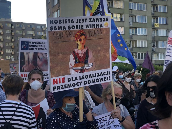 Προς αποχώρηση από σύμβαση για τη βία κατά των γυναικών η Πολωνία