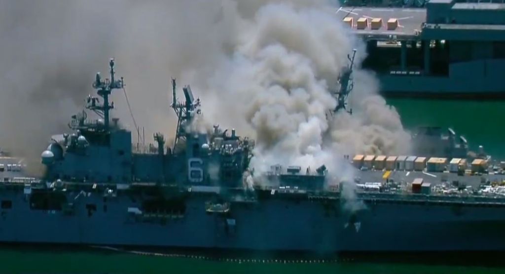 Πυρκαγιά σε πολεμικό πλοίο των ΗΠΑ μετά από έκρηξη