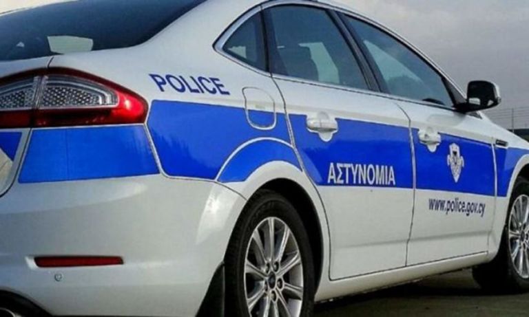 Σάλος στην Κύπρο από τη σέλφι αστυνομικού με κρατούμενο (εικόνα)