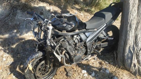 Τραγωδία στη Ρόδο : Νεκρός 27χρονος οδηγός μηχανής – Επεσε σε δέντρο (εικόνες)