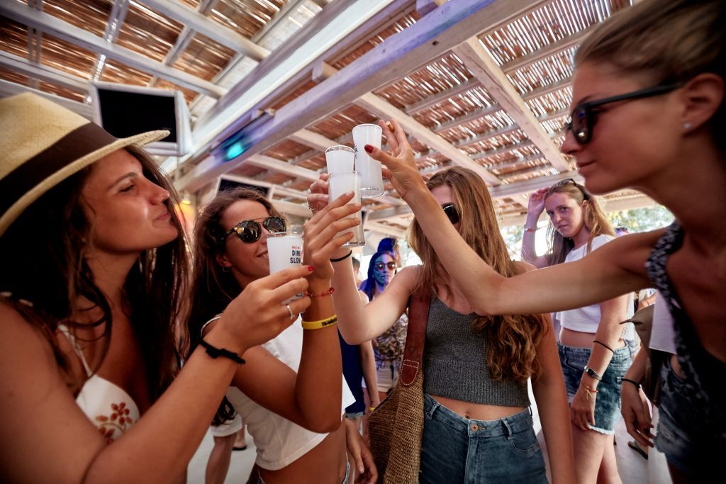 Κοροναϊός : Με σύμμαχο τον συνωστισμό ο ιός – Στο τραπέζι το πλαφόν στα κλαμπ