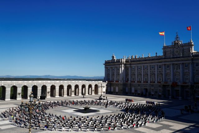 Ισπανία: Σπαρακτικές στιγμές στην τελετή μνήμης για τα θύματα του κοροναϊού