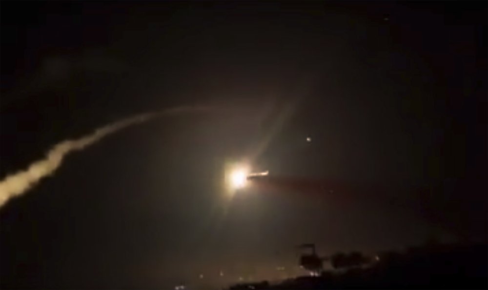 Ανεβαίνει η ένταση : Ισραηλινά επιθετικά ελικόπτερα βομβάρδισαν στόχους στη Συρία