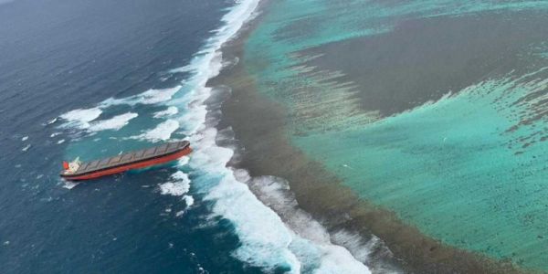 Τάνκερ μήκους 300 μέτρων κόλλησε σε ύφαλο στον Ινδικό Ωκεανό