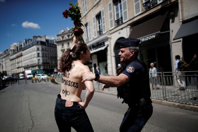 Γαλλία: Τόπλες διαμαρτυρία έξω από το Ελιζέ
