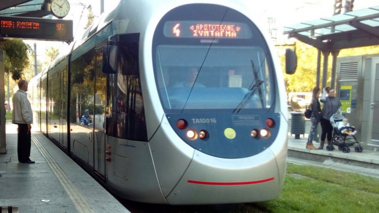 Περιμένοντας το τραμ στο Σύνταγμα