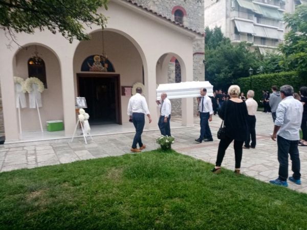 Θάνατος 16χρονης στα Τρίκαλα: Αβάσταχτη οδύνη στην κηδεία της– Μοιρολόγια και αναπάντητα ερωτήματα