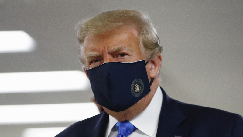 Ξαφνικά ο Τραμπ ανακάλυψε τη μάσκα : «Πατριωτική» η χρήση της