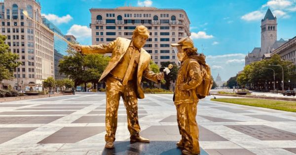 Ντόναλντ Τραμπ : Χρυσά ζωντανά αγάλματα απαθανατίζουν τις χειρότερες στιγμές του