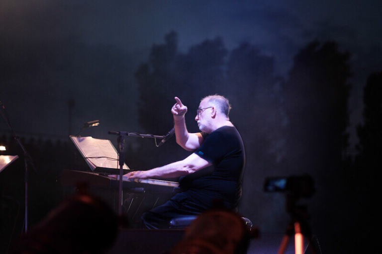 Ο Χρήστος Θηβαίος παρουσιάζει τον «ηλεκτρικο» Θάνο Μικρούτσικο