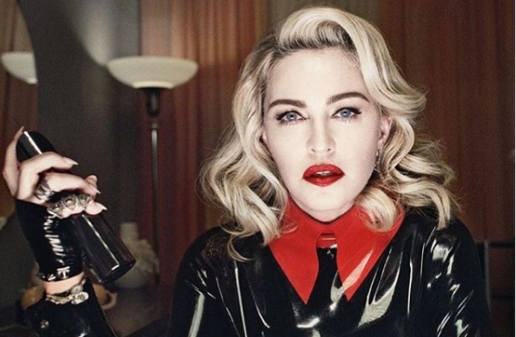 Μαντόνα: Η γυμνή selfie στον καθρέπτη της μαζί με το «δεκανίκι» της